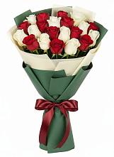 Букет Микс из красных и белых роз в Митякинской