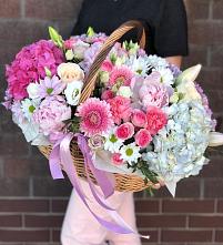 Цветочная композиция из Розы, Хризантемы, Пионы и Лизиантусы в корзине в Митякинской