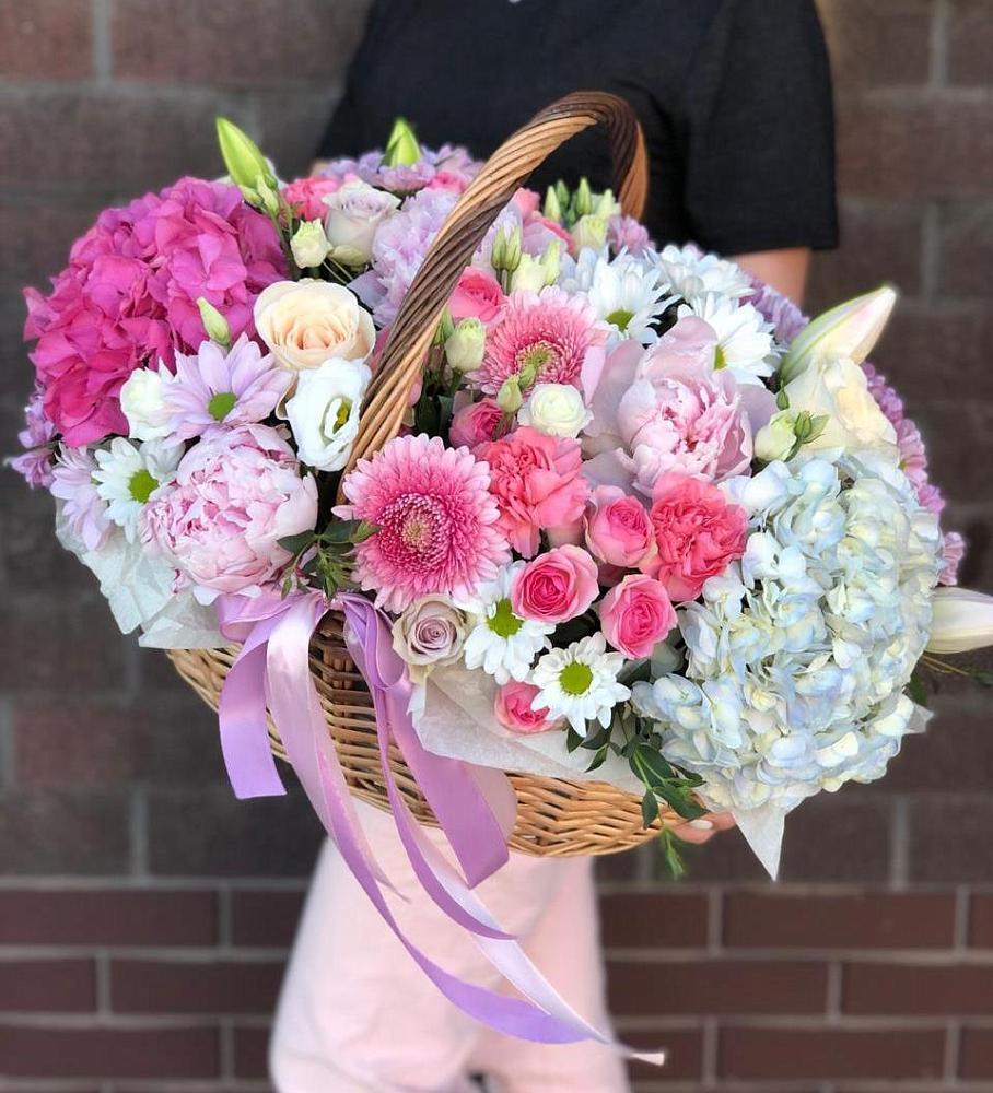 Цветочная композиция из Розы, Хризантемы, Пионы и Лизиантусы в корзине в Митякинской