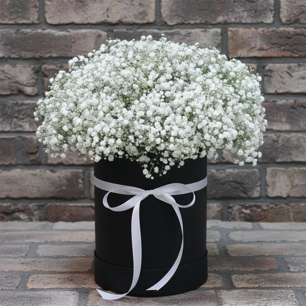 Цветочная композиция из Гипсофила в шляпной коробке в Митякинской