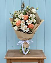 Букет цветов из:  Альстромерии, Лизиантусы, Розы и Хризантемы в Митякинской