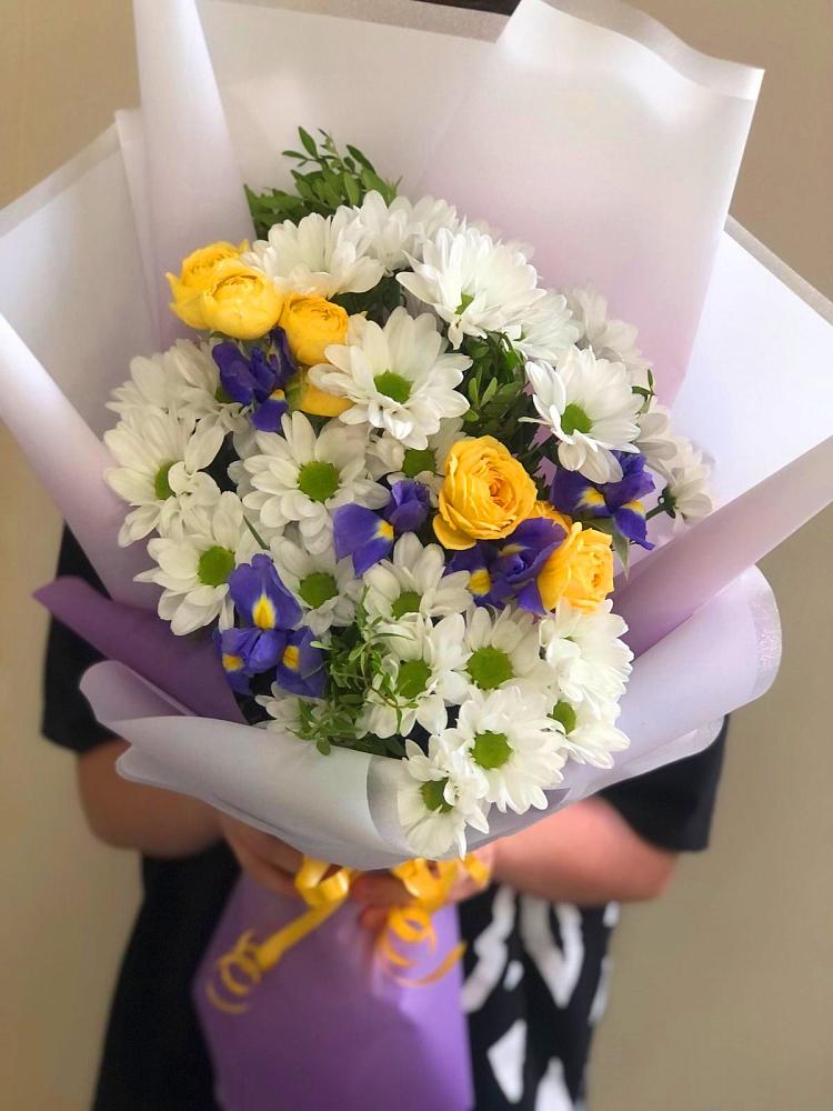 Букет цветов из: Ирисы, Хризантемы и Розы в Митякинской
