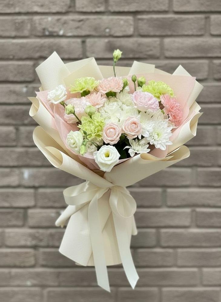 Букет цветов из: Гвоздики, Розы, Лизиантусы и Хризантемы в Митякинской