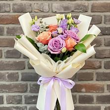 Букет цветов из:  Лизиантусы и Розы в Митякинской