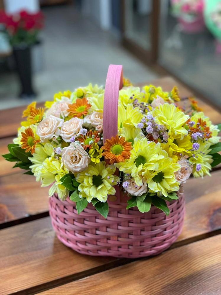 Цветочная композиция из Хризантемы и Розы в корзине в Митякинской