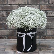Цветочная композиция из Гипсофила в шляпной коробке в Митякинской